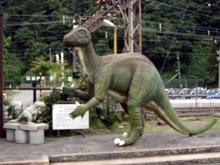 勝山駅前の恐竜像