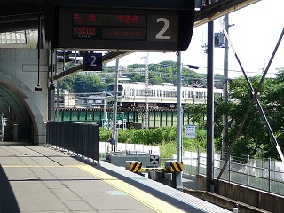 京阪宇治駅からＪＲ奈良線列車を見る