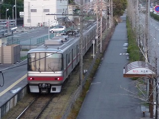 東名古屋港駅を出る列車と大江町バス停